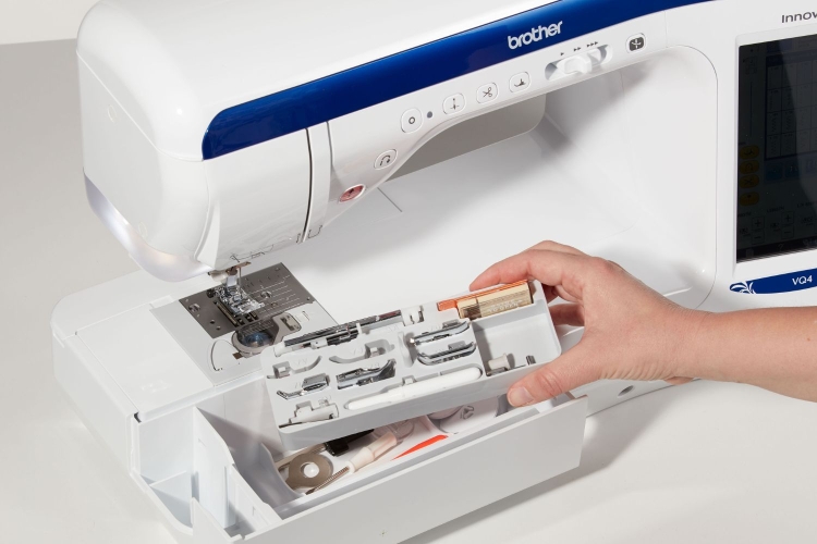Model VQ4 marki Brother oferuje 285 mm przestrzeni oraz zaawansowane funkcje automatyczne. Idealny wybór do quiltingu i precyzyjnych projektów dekoracyjnych.