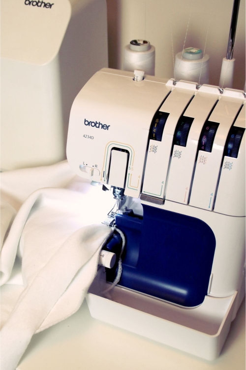 Model Brother 4234D to owerlok z możliwością szycia 2, 3 i 4 nitkami. Automatyczne nawlekanie znacząco ułatwia obsługę i skraca czas przygotowania.