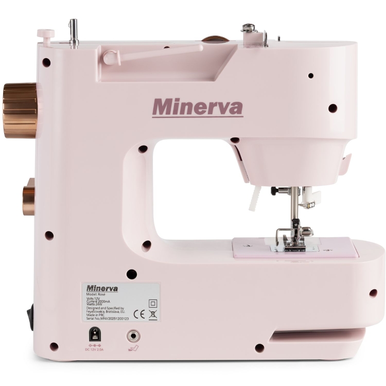 Minerva Rosé wyróżnia się subtelnym designem i łatwością obsługi. Regulacja prędkości szycia zwiększa kontrolę nad projektem, a manualne pokrętło wyboru ściegów pozwala szybko zmienić ustawienia.
