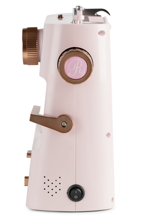 Elegancka Minerva Rosé w pudrowym odcieniu to praktyczna maszyna do codziennego szycia. Dzięki regulacji prędkości możesz pracować bez pośpiechu, a pokrętło ściegów pozwala intuicyjnie zmieniać ustawienia. Idealna do podstawowych zadań.