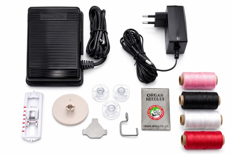 Stylowa Minerva Rosé to maszyna do szycia dla osób, które cenią prostotę. Regulacja prędkości pozwala lepiej kontrolować pracę, a wygodny wybór ściegów pokrętłem skraca czas przygotowania. Idealna do lekkich, domowych projektów.