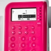 Elektroniczna maszyna do szycia z wyświetlaczem LCD umożliwia szybkie dopasowanie parametrów do projektu. Oferuje regulację prędkości, dokładny wybór ściegów i praktyczne funkcje automatyczne.