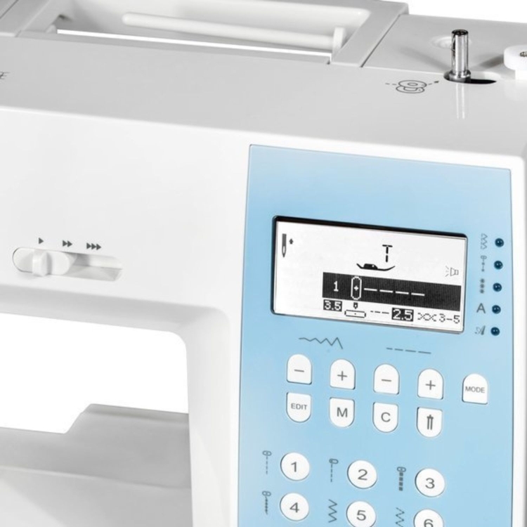 Maszyna do szycia Łucznik Helena 2060 gwarantuje precyzję i komfort. Panel LCD oraz automatyczne funkcje ułatwiają realizację zarówno napraw, jak i bardziej złożonych projektów.