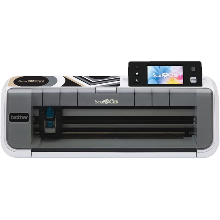 Brother ScanNCut CM260 to ploter z wbudowanym skanerem 300 dpi, który pozwala ciąć z własnych projektów bez kombinowania. Ma dotykowy ekran LCD, 5 fontów i 600 wzorów. Świetny do dekoracji, scrapbookingu oraz folii i papieru.