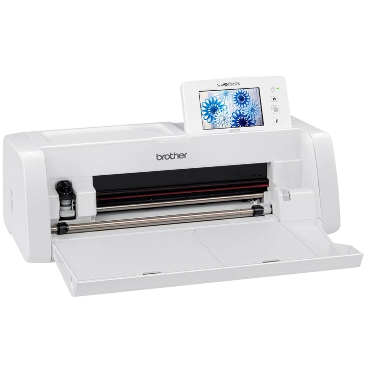 Ploter tnący Brother ScanNCut SDX1250, widoczny z przodu, z wyciętymi wzorami w kolorze fioletowym na białym papierze. Maszyna z logo Brother, z otwartą przestrzenią roboczą i matą tnącą, gotowa do użycia.