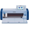 Ploter Brother SDX2250D z motywami Disney to komfort pracy bez zbędnych ustawień – automatyczny nóż dobiera parametry, a skaner pomaga przenieść wzory. W zestawie akcesoria do dżetów, świetne do błyszczących ozdób DIY.