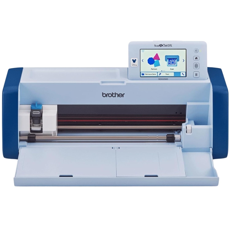Ploter Brother SDX2250D z motywami Disney to komfort pracy bez zbędnych ustawień – automatyczny nóż dobiera parametry, a skaner pomaga przenieść wzory. W zestawie akcesoria do dżetów, świetne do błyszczących ozdób DIY.
