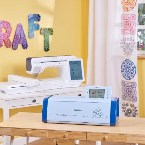Ploter Brother SDX2250D z motywami Disney łączy wbudowany skaner, auto-dostosowanie noża i cichy napęd. Bogaty zestaw do kryształków ułatwia tworzenie błyszczących dekoracji. Idealny do rękodzieła i odzieży.