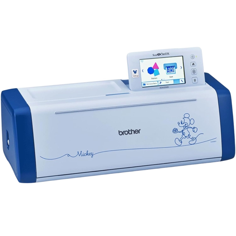 SDX2250D Disney to ploter tnący Brother z funkcją skanowania i automatycznego ustawiania ostrza. Dzięki cichej pracy wygodnie tworzysz projekty DIY, a zestaw do dżetów pozwala zrobić efektowne zdobienia na tekstyliach.