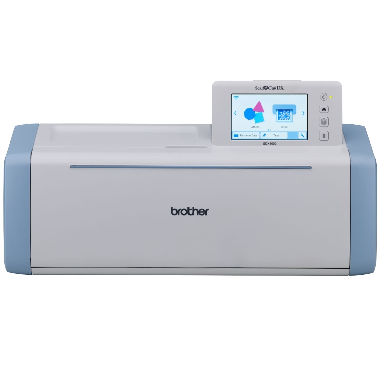 Innowacyjny ploter Brother SDX1000 ze skanerem i automatyczną regulacją noża. W komplecie profesjonalne akcesoria do dżetów. Idealny do scrapbookingu, personalizacji odzieży i dekoracji – precyzyjny i prosty w obsłudze.