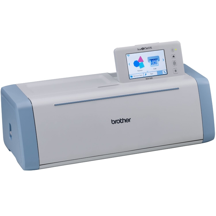 Brother SDX1000 – ploter tnący z wbudowanym skanerem, który przyspiesza pracę dzięki automatycznemu ustawianiu noża. Do tego akcesoria do dżetów dla efektownych zdobień. Precyzja i łatwa obsługa.