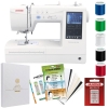 Hafciarka komputerowa Janome MC1000 w kolorze białym z panelem sterującym i ekranem LCD. W zestawie program Janome Artistic Digitizer, nici w różnych kolorach oraz zestaw stabilizatorów i igieł Janome. Przedmiot ułożony na białym tle.