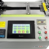 Automat JEMA JM-120LR został zaprojektowany do precyzyjnego cięcia taśm w trybie na zimno oraz na gorąco. Maszyna posiada nowoczesny system sterowania PLC z czytelnym panelem dotykowym, co ułatwia ustawienie parametrów pracy.