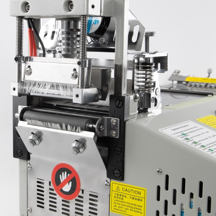 Automatyczna krojcza JEMA JM-120EH doskonale sprawdza się przy seryjnym cięciu taśm na gorąco. Panel LCD z dotykiem oraz licznik zwiększają komfort pracy, a cięty materiał ma gładkie i zabezpieczone krawędzie.