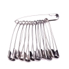 Zestaw metalowych agrafek w mixie rozmiarów został zebrany na jednej dużej agrafce, co ułatwia przechowywanie i codzienne użytkowanie. Opakowanie zawiera 12 sztuk, które sprawdzą się przy szyciu, naprawach i pracach manualnych.