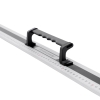 Strima (2).jpgLiniał krawiecki aluminiowy CS-100 o długości 100 cm z czarnym uchwytem. Widoczna skala w centymetrach na górze. Produkt leży na białym tle, zbliżenie na uchwyt i detale skali.
