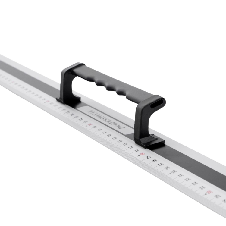 Strima (2).jpgLiniał krawiecki aluminiowy CS-100 o długości 100 cm z czarnym uchwytem. Widoczna skala w centymetrach na górze. Produkt leży na białym tle, zbliżenie na uchwyt i detale skali.