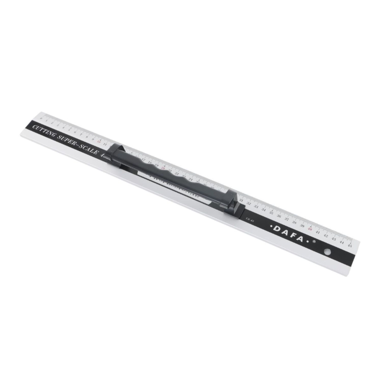 Aluminiowy liniał krawiecki 45 cm to dobre rozwiązanie dla osób, które cenią dokładność i solidne wykonanie. Lekka konstrukcja nie obciąża dłoni podczas pracy, a trwały materiał dobrze znosi regularne użytkowanie.