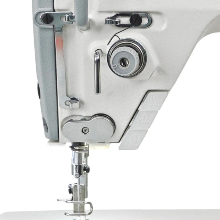 Nowoczesna stębnówka przemysłowa SIRUBA DL8000-BM1-16Q łączy solidną konstrukcję z wygodną obsługą. Napęd Direct Drive, panel LCD, lampka LED i automatyczne funkcje sprawiają, że maszyna dobrze sprawdza się w intensywnej pracy.