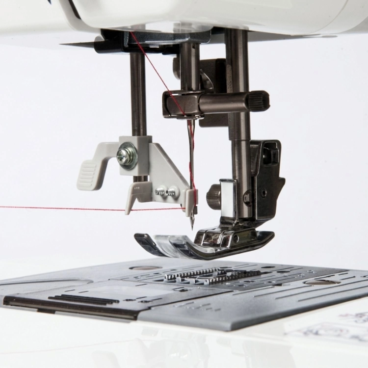Funkcjonalna maszyna do szycia Brother XT37 ze stołem powiększającym sprawdzi się podczas szycia odzieży, dodatków i dekoracji. Model ma 37 programów ściegowych, nawlekacz igły, wolne ramię, chwytacz rotacyjny oraz regulację parametrów ściegu.