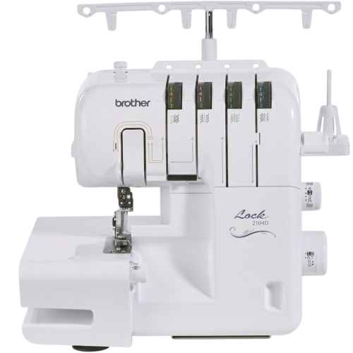 Owerlok Brother 2104D w kolorze białym z czterema szpulami niebieskiego nici. Widok frontalny, z widocznym mechanizmem szycia, pokrętłami regulacyjnymi oraz logo Lock 2104D. Produkt stoi na płaskiej powierzchni, gotowy do użycia.