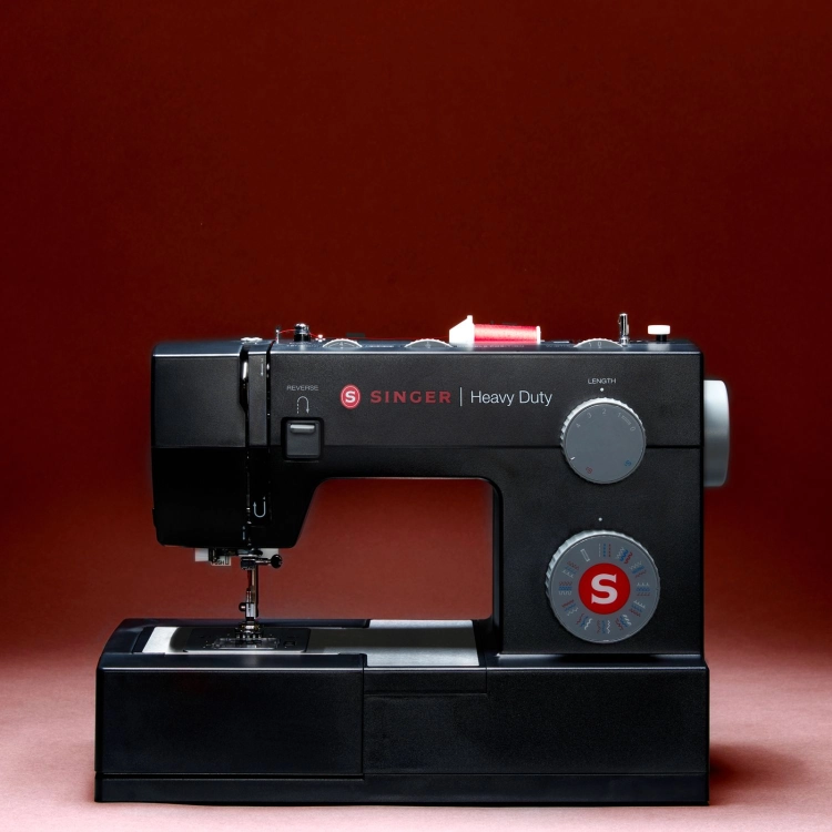 Singer 4432 Black to nowoczesny design i bogata funkcjonalność. 32 programy ściegowe, automatyczne obszywanie dziurki i wolne ramię ułatwiają szycie, a cicha praca silnika zapewnia komfort.