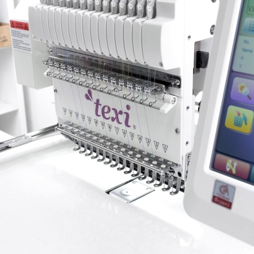 Hafciarka TEXI 1501 XL TS PREMIUM SET, 15-igłowa, widok z boku. Widoczne igły, kolorowe nici oraz panel sterujący. Logo texi na przedniej części maszyny. Maszyna umieszczona na białym tle, w bliskim ujęciu.
