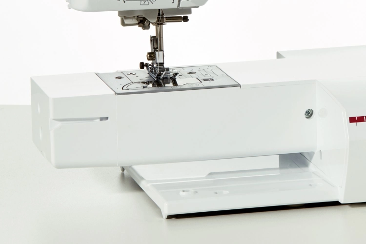 Brother NV1040SE Special Edition pozwala wygodnie realizować codzienne i bardziej zaawansowane projekty. Czytelny ekran LCD oraz zestaw Brother QKF2 wspierają precyzyjne szycie, quilting i pracę z większym materiałem.