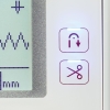 Panel maszyny do szycia Brother NV1040 SE z wyświetlaczem LCD, przyciskami do wyboru ściegów i regulacji długości. Widoczne różne wzory ściegów na klawiaturze oraz oznaczenia. Kolor biały z różowymi detalami.