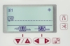 Panel maszyny do szycia Brother NV1040 SE z wyświetlaczem LCD, przyciskami do wyboru ściegów i regulacji długości. Widoczne różne wzory ściegów na klawiaturze oraz oznaczenia. Kolor biały z różowymi detalami.