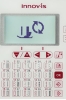 Panel maszyny do szycia Brother NV1040 SE z wyświetlaczem LCD, przyciskami do wyboru ściegów i regulacji długości. Widoczne różne wzory ściegów na klawiaturze oraz oznaczenia. Kolor biały z różowymi detalami.