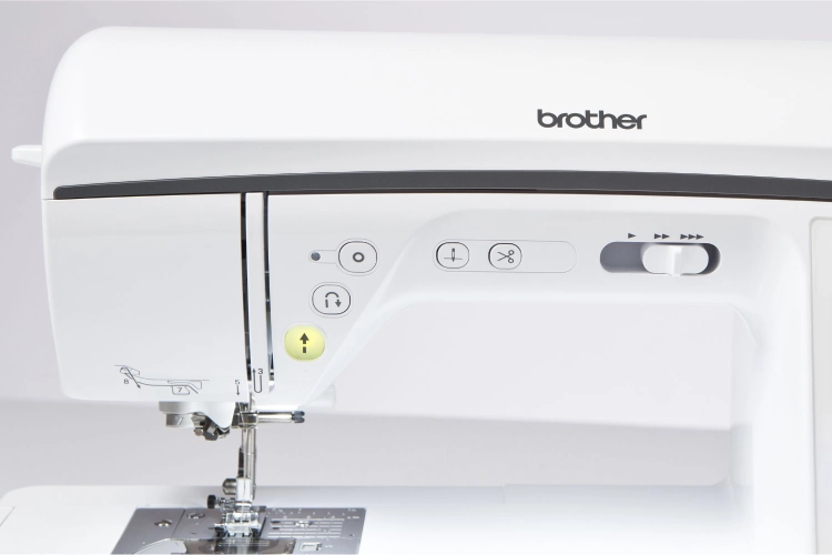 Brother NV1300 łączy komfort obsługi z funkcjami przydatnymi przy ambitnych projektach. Duże pole pracy, czytelny panel LCD, automatyczne obcinanie nici i bogate wyposażenie ułatwiają precyzyjne szycie.