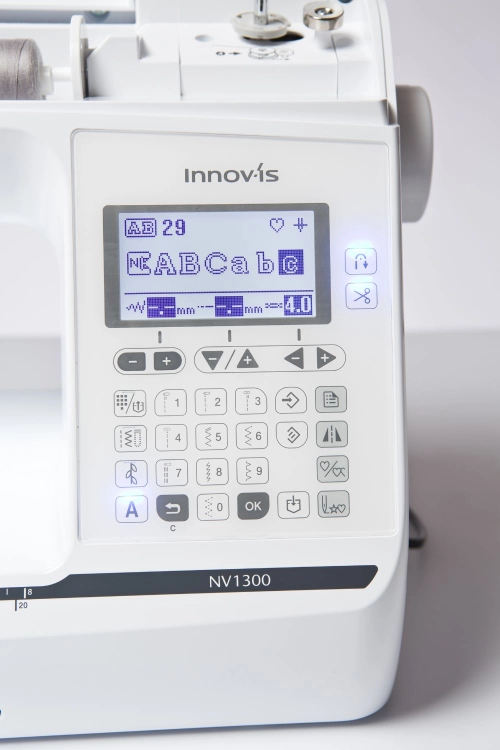 Brother NV1300 to dobry wybór dla osób, które szyją często i chcą mieć większą kontrolę nad projektem. Duże pole pracy, panel LCD, automatyczne obcinanie nici oraz szeroki wybór ściegów ułatwiają pracę.