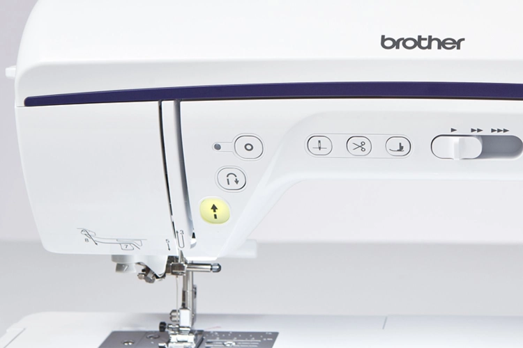 Maszyna do szycia Brother NV1800Q z szerokim blatem, automatycznym nawijaczem nici, podnośnikiem kolanowym, regulacją prędkości szycia oraz funkcją Lock Stitch. Zawiera oświetlenie LED oraz dodatkowe akcesoria, idealna do różnych projektów szycia.