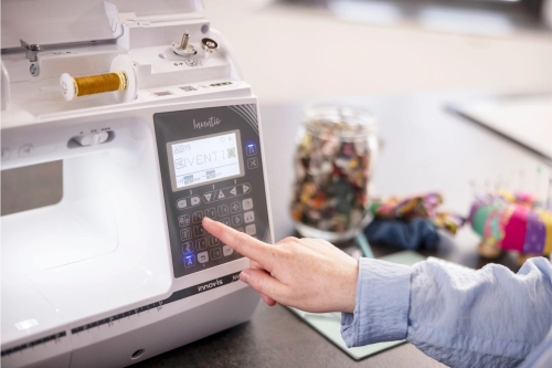 Brother NV1150 sprawdzi się przy codziennym szyciu, patchworku i większych projektach. Oferuje komfortową przestrzeń roboczą, intuicyjny panel obsługi oraz zestaw akcesoriów, które pomagają szyć dokładnie i wygodnie.