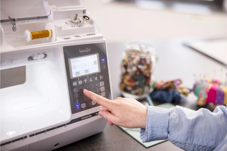 Brother NV1150 sprawdzi się przy codziennym szyciu, patchworku i większych projektach. Oferuje komfortową przestrzeń roboczą, intuicyjny panel obsługi oraz zestaw akcesoriów, które pomagają szyć dokładnie i wygodnie.