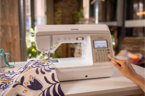 Brother NV1045SE sprawdzi się przy szyciu odzieży, dekoracji i quiltów. Oferuje dużą przestrzeń roboczą, intuicyjny panel dotykowy oraz praktyczne funkcje, które pomagają szyć dokładnie i komfortowo.
