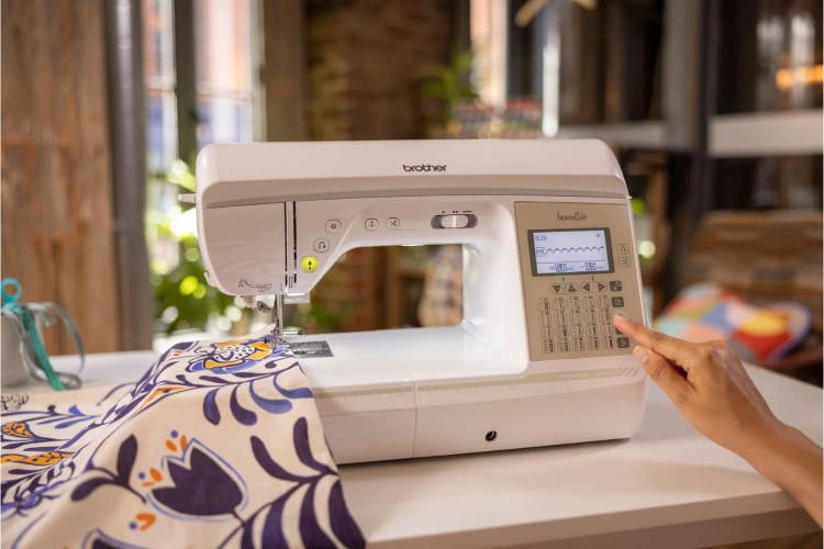Brother NV1045SE sprawdzi się przy szyciu odzieży, dekoracji i quiltów. Oferuje dużą przestrzeń roboczą, intuicyjny panel dotykowy oraz praktyczne funkcje, które pomagają szyć dokładnie i komfortowo.