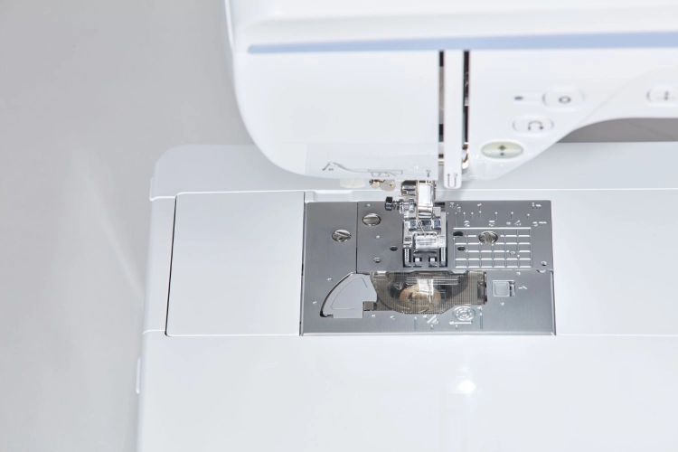 Brother NV2700 to urządzenie stworzone do twórczego szycia, haftowania i ozdabiania projektów. Kolorowy ekran dotykowy oraz zestaw Brother QKF2 wspierają wygodną i precyzyjną pracę.