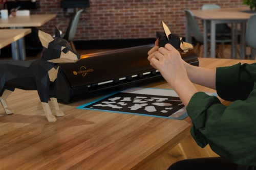 Profesjonalny ploter Silhouette Cameo 5 pozwala na precyzyjne cięcie w ponad 100 materiałach. Szerokość robocza to 30,5 cm. Posiada wbudowany podajnik rolki i automatyczny odcinak. Niezastąpiony w Twoim warsztacie!