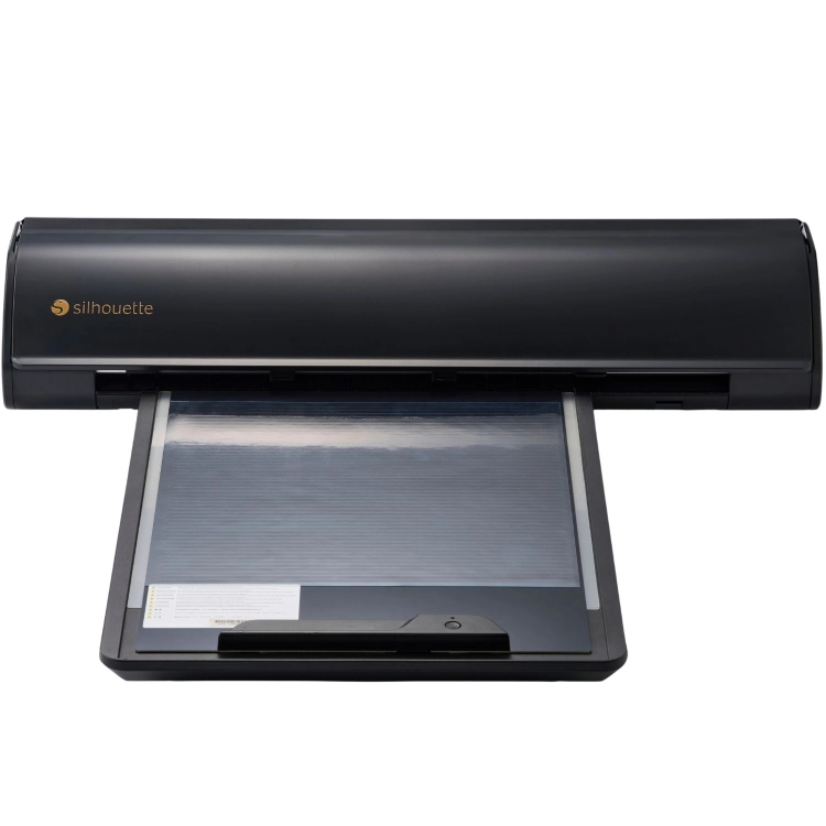Z ploterem Silhouette Cameo 5 zrealizujesz każdy projekt. Urządzenie tnie ponad 100 materiałów, oferując szerokość roboczą 30,5 cm. Wbudowany automatyczny odcinak i podajnik rolki gwarantują czystą pracę.