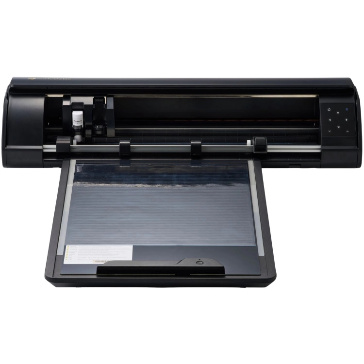 Przenieś swoje rękodzieło na wyższy poziom z Silhouette Cameo 5. Ploter tnie ponad 100 materiałów o szerokości do 30,5 cm. Wyposażony w automatyczny odcinak i podajnik. Idealny do personalizacji odzieży.