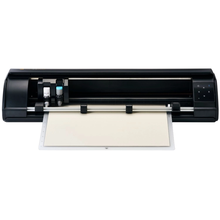 Twórz z pasją dzięki Silhouette Cameo 5. Ploter tnie ponad 100 materiałów, a jego szerokość robocza wynosi 30,5 cm. Wbudowany automatyczny odcinak oraz podajnik rolki sprawiają, że praca jest łatwiejsza.