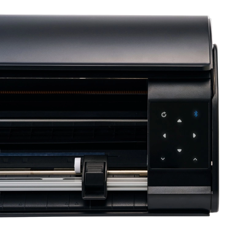 Twórz efektowne ozdoby z Silhouette Cameo 5. Ploter tnie ponad 100 materiałów z szerokością roboczą 30,5 cm. Posiada automatyczny odcinak i podajnik rolki, dzięki czemu praca jest czysta i szybka.
