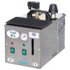 Wytwornica pary Comel Pratika Inox 5l z żelazkiem, wykonana ze stali nierdzewnej, z niebieską rączką i teflonową stopą. Produkt stoi na płaskiej powierzchni, z widocznymi przyciskami i wskaźnikiem na obudowie. Kabel żelazka wisi obok wytwornicy.