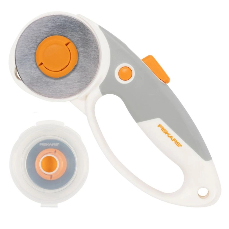 Fiskars Loop Rotary Cutter (18,2 cm) to precyzyjne narzędzie do cięcia tkanin i papieru. Posiada ergonomiczną rączkę SoftGrip i bezpieczną blokadę ostrza. Kompatybilny z ostrzami 45 mm, idealny dla pasjonatów szycia i patchworku.