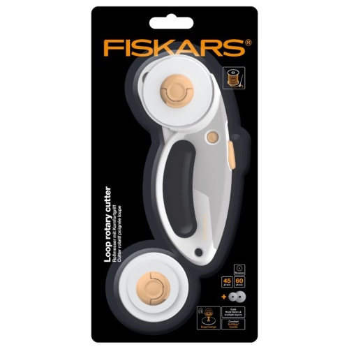 Zestaw Fiskars Loop Rotary Cutter w blistrze z dwoma wymiennymi ostrzami (45 mm i 60 mm). Oferuje wszechstronność cięcia i ergonomiczną rękojeść SoftGrip dla wygody. Idealny kompletny pakiet startowy dla każdego, kto zajmuje się krawiectwem.