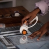 Fiskars Loop Rotary Cutter w zestawie z osłoniętym, wymiennym ostrzem krążkowym 45 mm. Bezpieczna konstrukcja i łatwość wymiany ostrza sprawiają, że to narzędzie jest idealne do długotrwałych projektów krawieckich. Komfort pracy gwarantowany.
