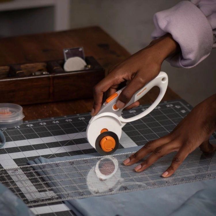 Fiskars Loop Rotary Cutter w zestawie z osłoniętym, wymiennym ostrzem krążkowym 45 mm. Bezpieczna konstrukcja i łatwość wymiany ostrza sprawiają, że to narzędzie jest idealne do długotrwałych projektów krawieckich. Komfort pracy gwarantowany.