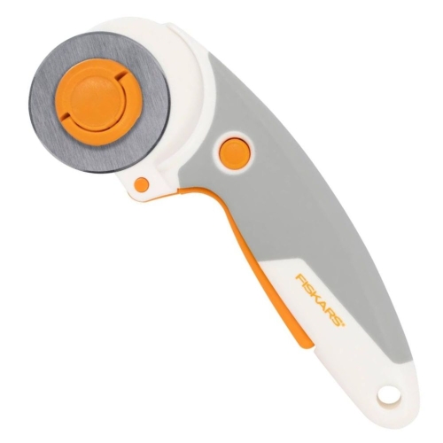 Ergonomiczny nóż krążkowy Fiskars Trigger z ostrzem 45 mm. Wyposażony w innowacyjny mechanizm spustowy wysuwający ostrze oraz wygodną rączkę SoftGrip. Gwarantuje niezwykle precyzyjne i czyste cięcie wielu warstw tkanin.